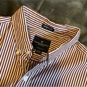 American Eagle / Maroon Striped Dress Shirt / Mens Medium / Classic Fit